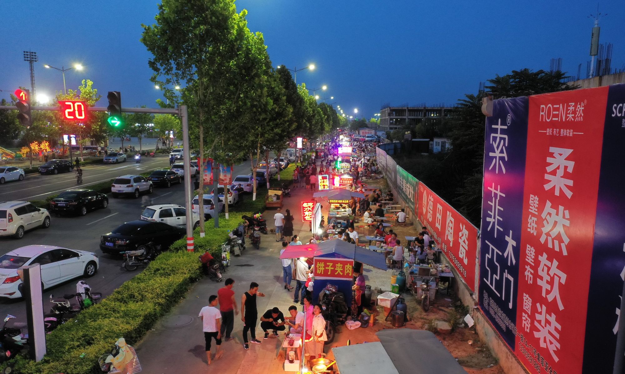 1 / 6 响应总理号召,发展地摊经济,红红火火的临猗县南城夜市摊