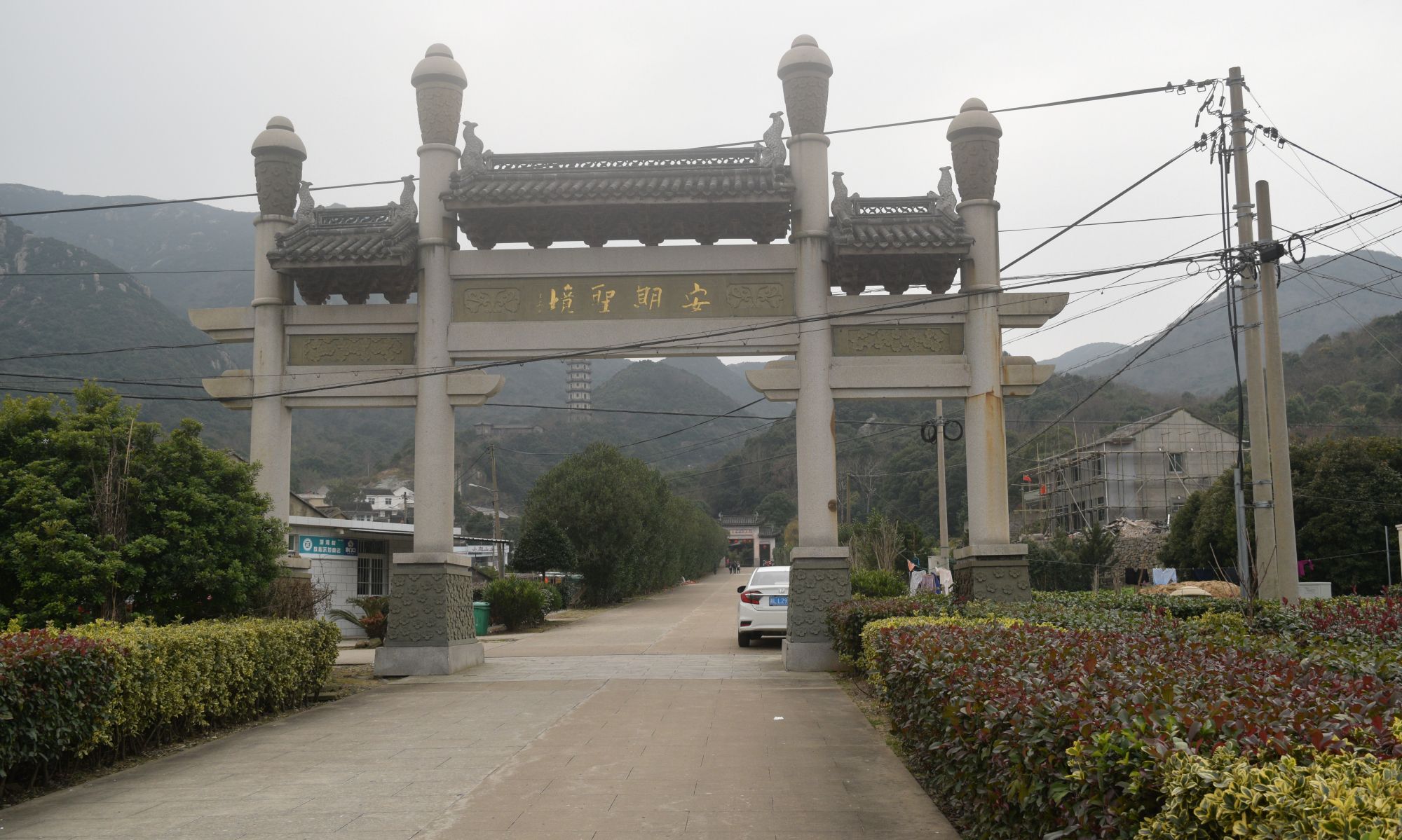 1 / 7 坐游船到桃花岛客运站,也就是所谓的茅草屋码头,这里是岛上的两