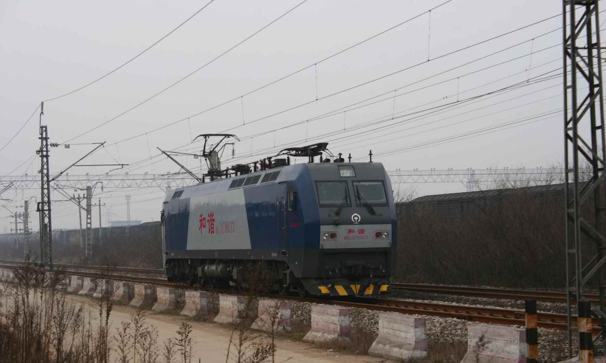 火车旅行,四川新都县,马力强大的和谐号电力机车