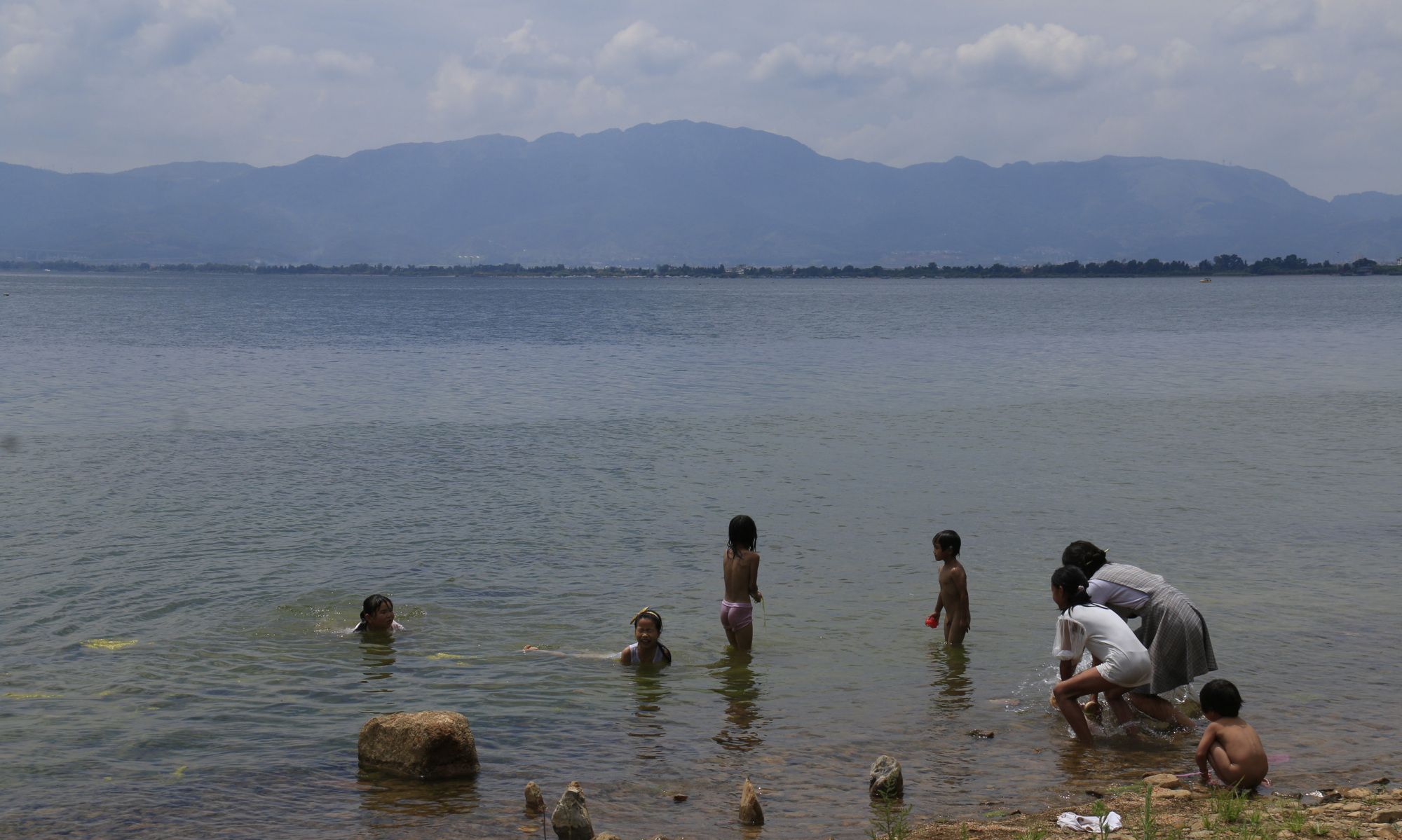 抚仙湖边上嬉水的孩子们
