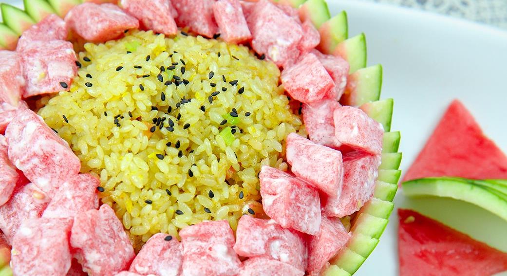 一个西瓜,一碗剩米饭,教你不一样的拌饭,色泽金黄,清凉爽口