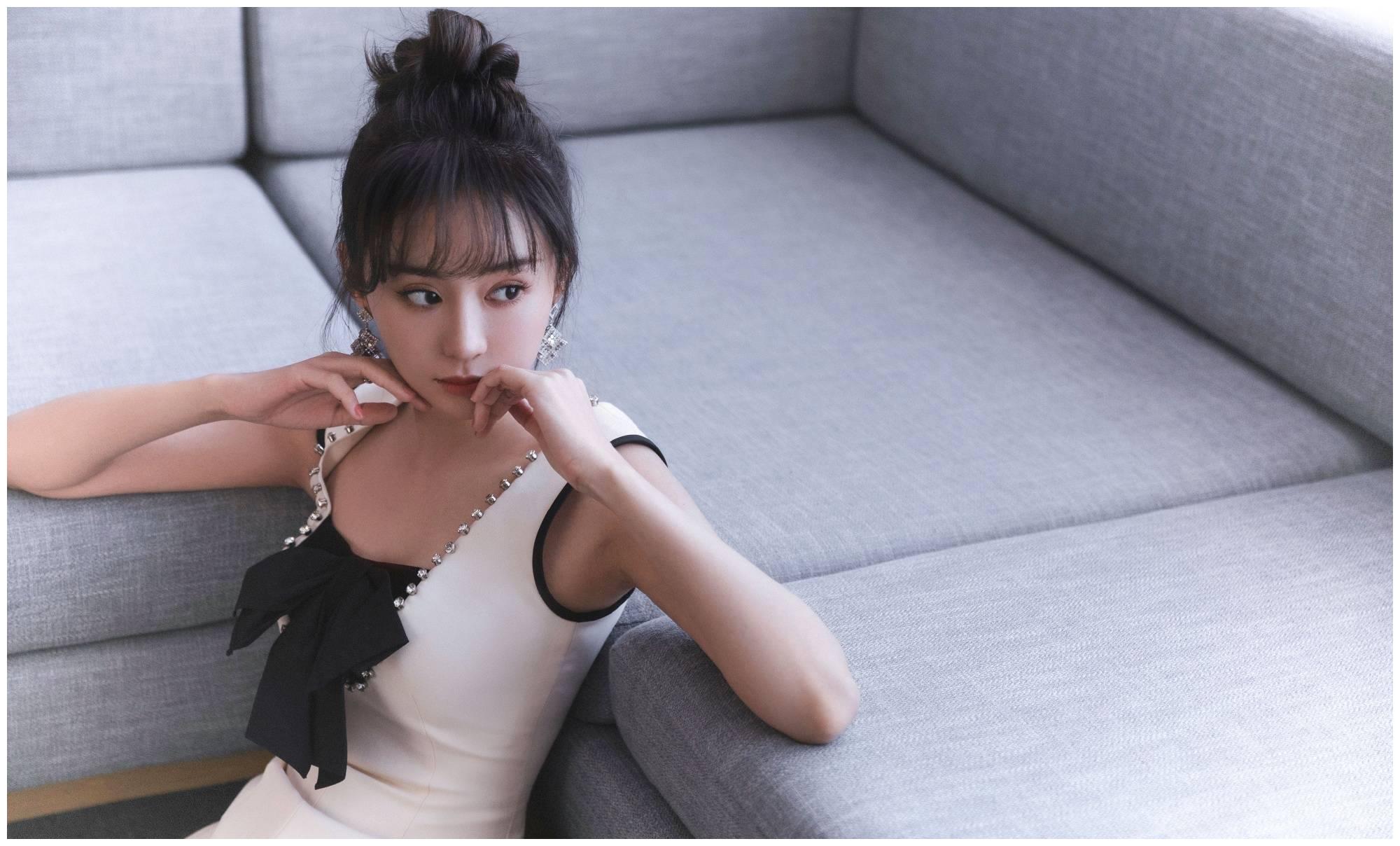 郑合惠子穿低领礼服秀精致锁骨扎丸子头俏皮可爱