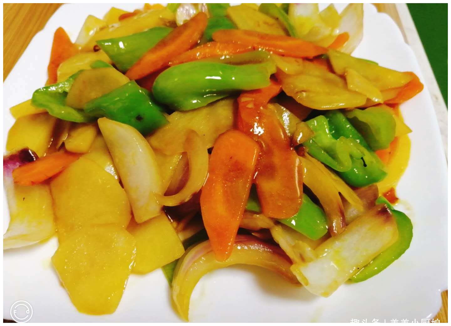 土豆片炒洋葱,不仅味道鲜美,做法也很简单,一家老小都抢着吃