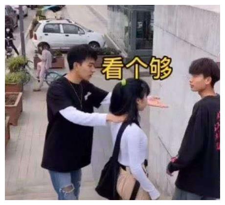 “逛街时女友偷看别人，男友发现后做法太有意思了”哈哈哈休闲区蓝鸢梦想 - Www.slyday.coM