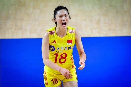 王梦洁一传防守给力，是女排后排核心！但她太累，小将应该顶上来