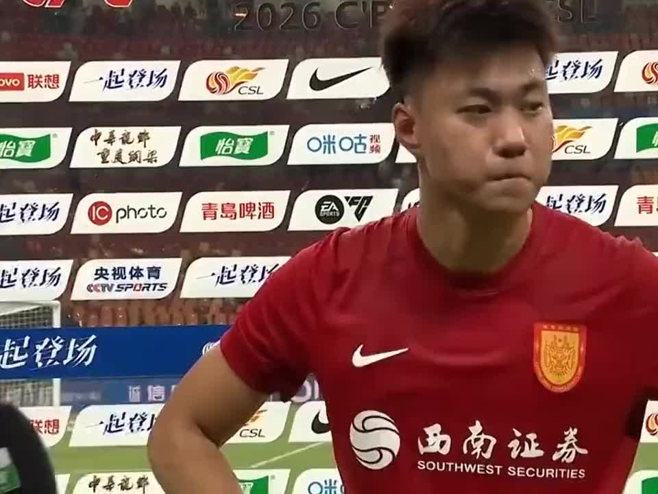 重庆1-3申花，赛后采访杜月徵都泄气了，记者赶紧送上安慰鼓励