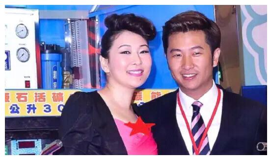 王国赞是台南加水站的少东家,号称水王子,比张秀卿小了12岁.