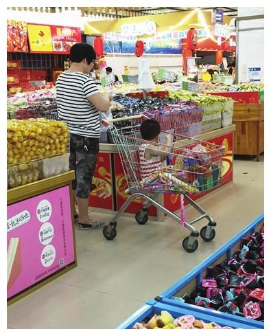 结完账发现孩子偷拿一块糖果，三位妈妈不同反应，影响孩子一生休闲区蓝鸢梦想 - Www.slyday.coM