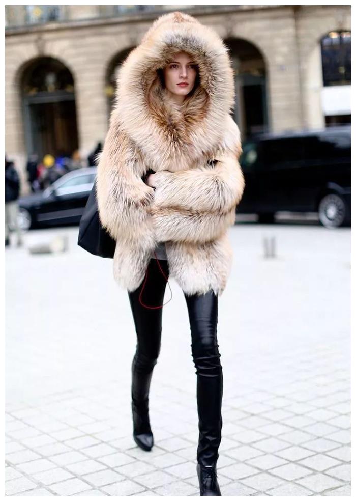 穿皮草外套就变"暴发户"?从这两个要点下手,轻松进阶成时髦精