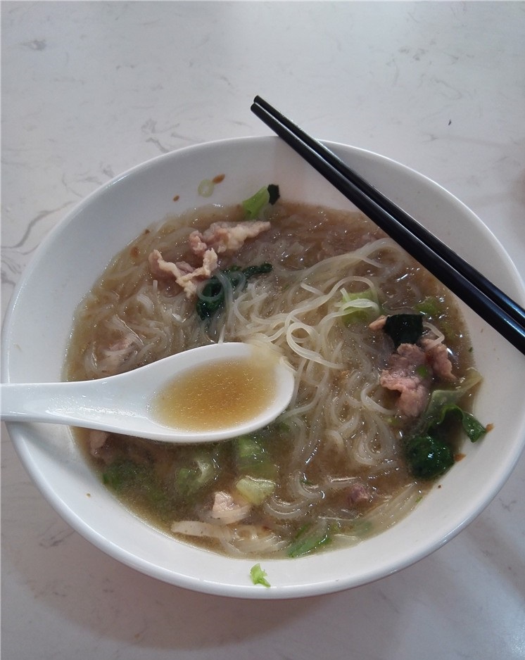 深圳打工仔找了一个月工作,剩的钱不多,中午只能吃汤米粉垫肚子