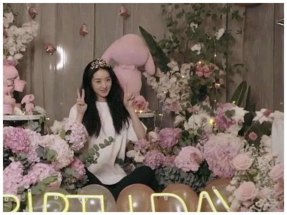 赵丽颖生日会现场,自拍耍酷开心得像孩子,跟老公暗戳戳撒糖甜炸