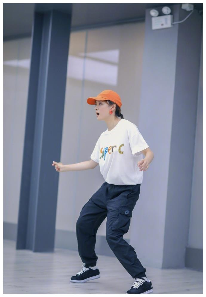 超飒!孙俪晒练舞照尽显舞蹈功底 心情愉悦不忘比心