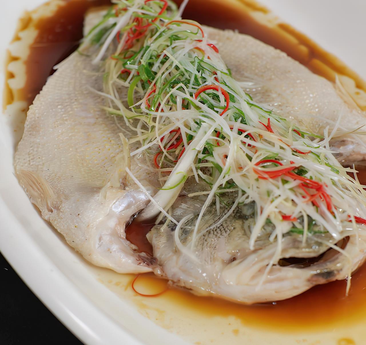 湖南清蒸鲈鱼,先淋酱油还是先浇热油?