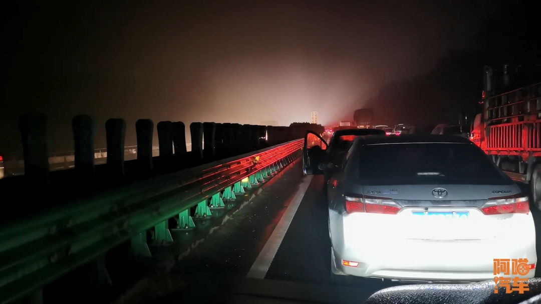 高速遇到大堵车又冷又饿试驾比亚迪唐dmi优势一下子就出来了