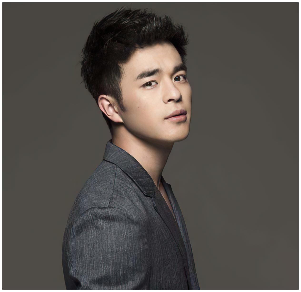 先说说虞文涛,他是科班出身,毕业于中国传媒大学,第一次出现在荧屏上