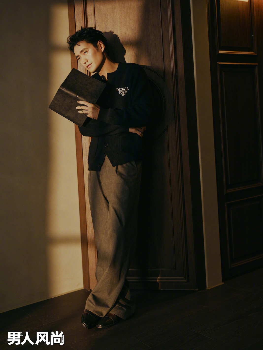 袁弘的日常作息遵循着一种安稳的秩序，他对自己身份的疏离与解构