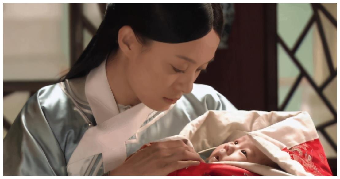 当时甄嬛生下胧月公主之后便自请前去甘露寺,很多人都以为甄嬛是当时