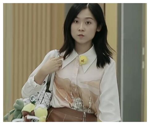 朱一暄衣服上别着一个小鸡,带教律师问她原因,她说