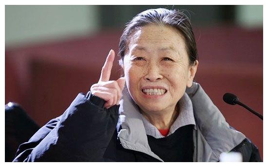 同为82岁,一位"丑娘"晚年凄凉,一位"心狠手辣"却被人尊敬