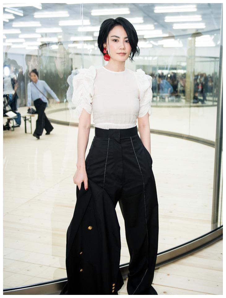 奔四奔五的女人少穿妈妈装学王菲这样穿不止显瘦还有气场