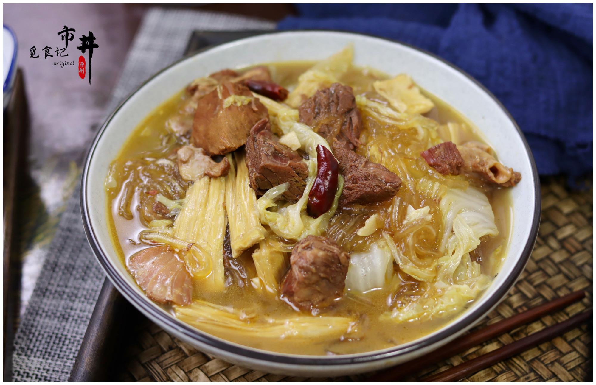 买了一盒"军需罐头",20多元肉真多,炖一锅粉条白菜吃过瘾了