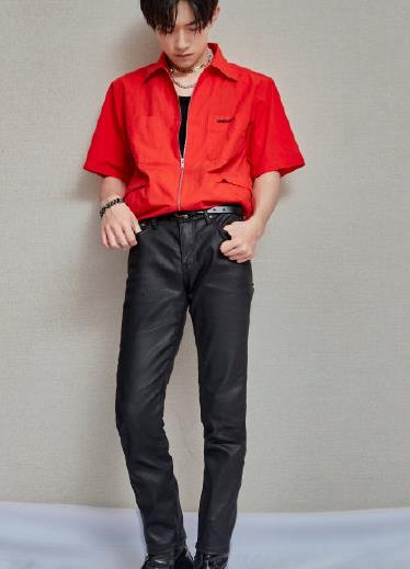 “四字弟弟”有多令人着迷，挑战红色衬衫半敞，这看完谁能不爱？