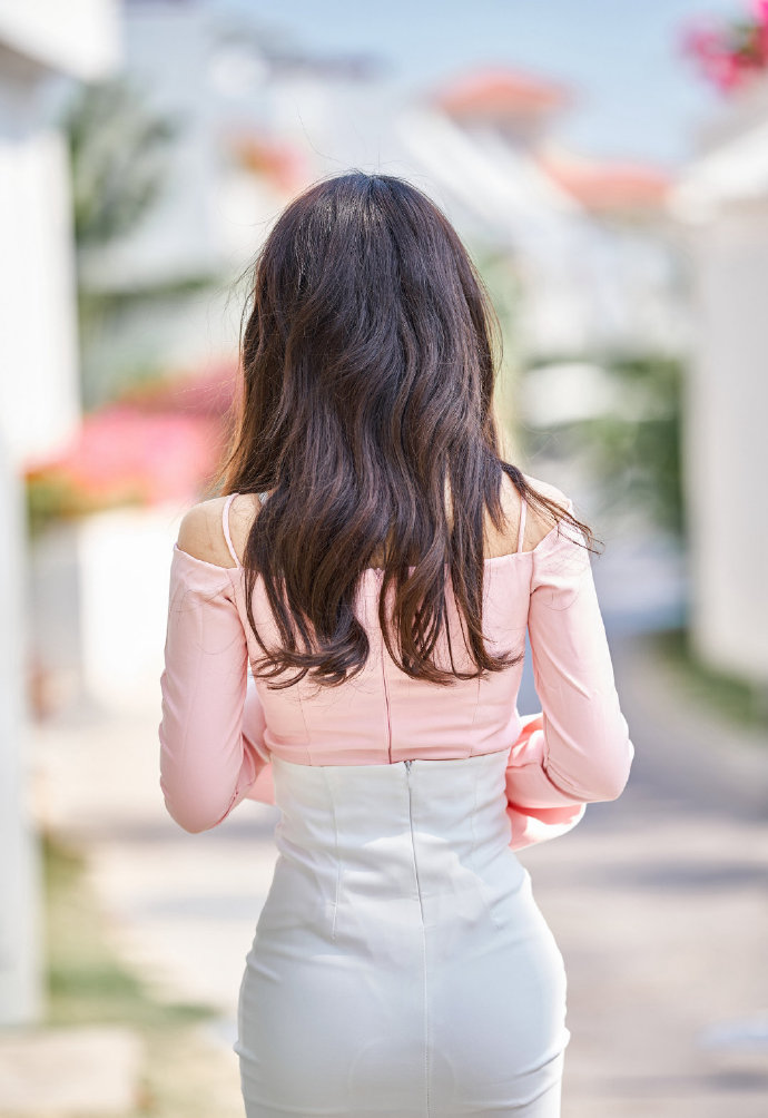 身姿曼妙的女生,苗条的身材让人好生羡慕.