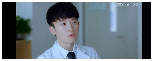 《小大夫》里董子健饰演的主人公郭靖是个"小大夫",他总是用一种不