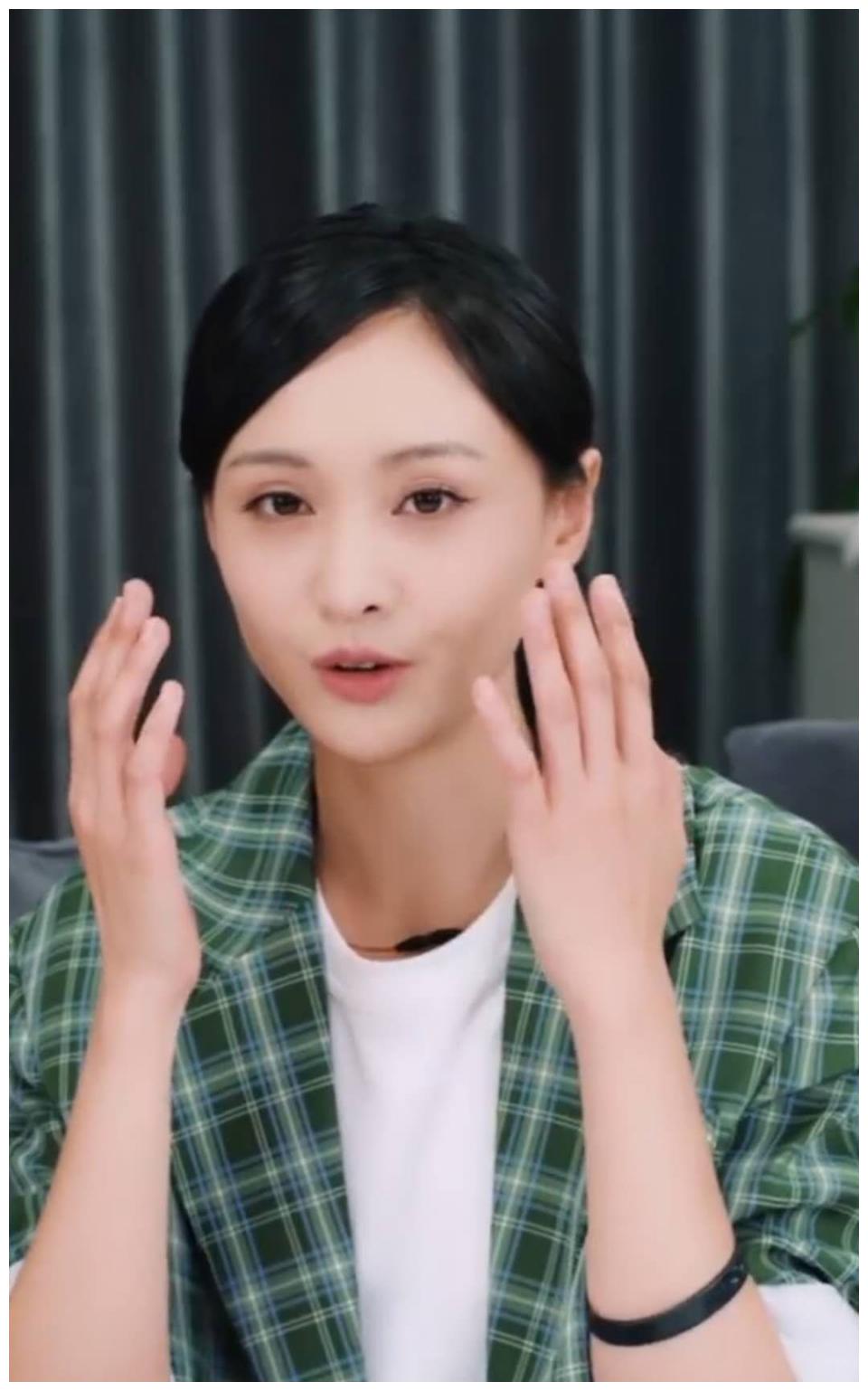 继任性事件后郑爽穿格子西装首露面却被指老10岁既视感