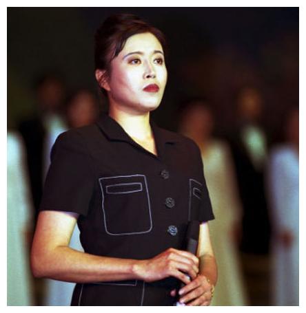 胡广川是个传统的男人.可好景不长.1987年,丁嘉丽生下女儿朵朵.