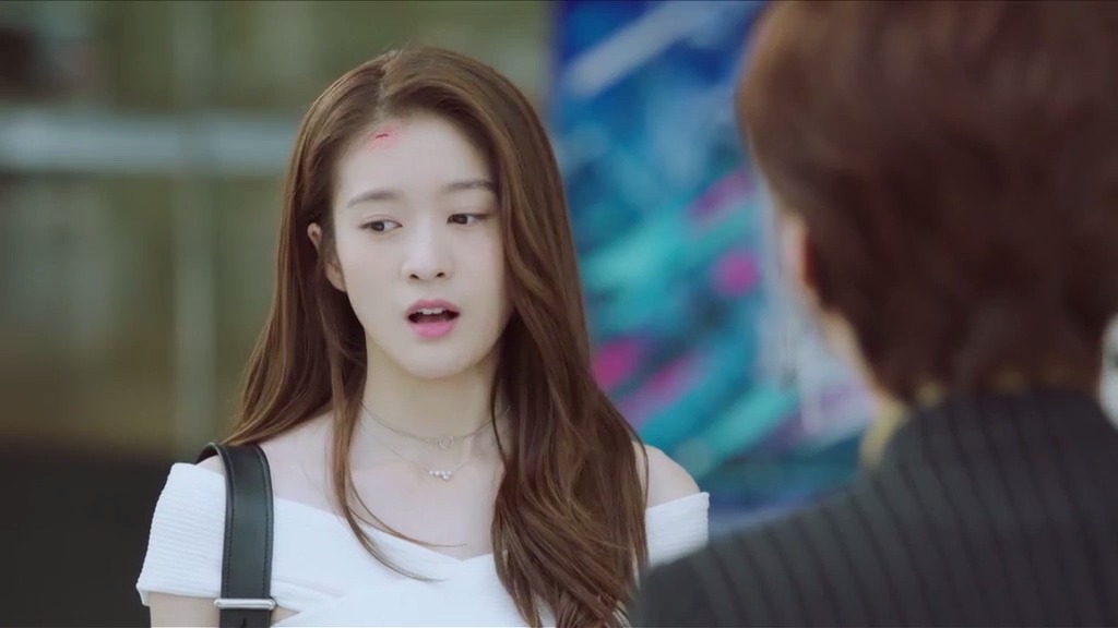 泡沫之夏:洛熙果然贴心,赶忙叫夏沫上车,查看伤势