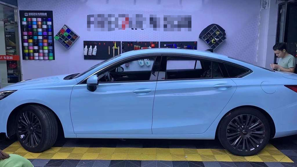 冰川蓝,搭配红旗h5的车身流线,像漂浮的一小块蓝色浮冰,清澈冰冷,犹如