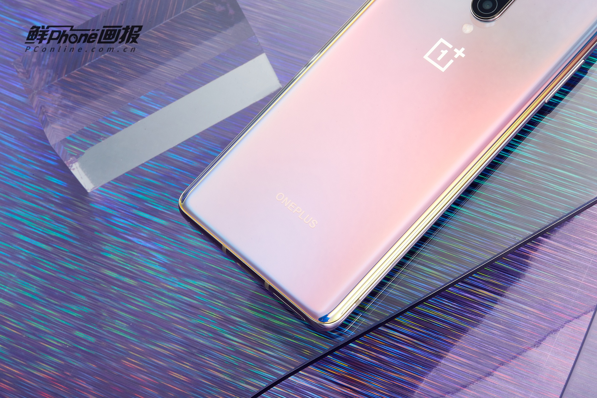 一加8银翼版图赏极致性能邂逅一抹猛男粉