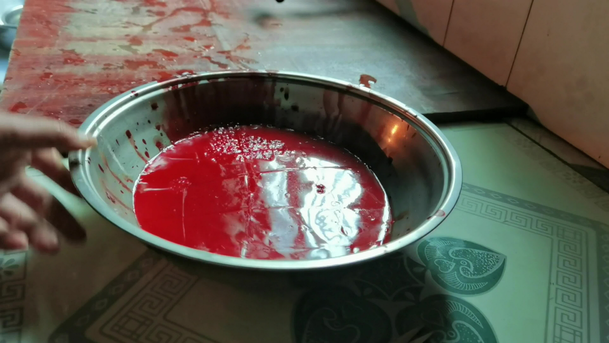 5,鸡血汤的做法 1宰鸡前在大碗里放大半碗冷水,加点盐,把鸡血滴到碗里