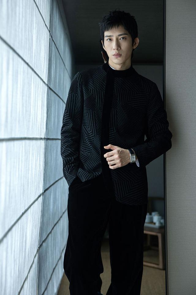 井柏然写真成熟绅士,秀腕表表情高冷荷尔蒙满屏!_高清图集_新浪网