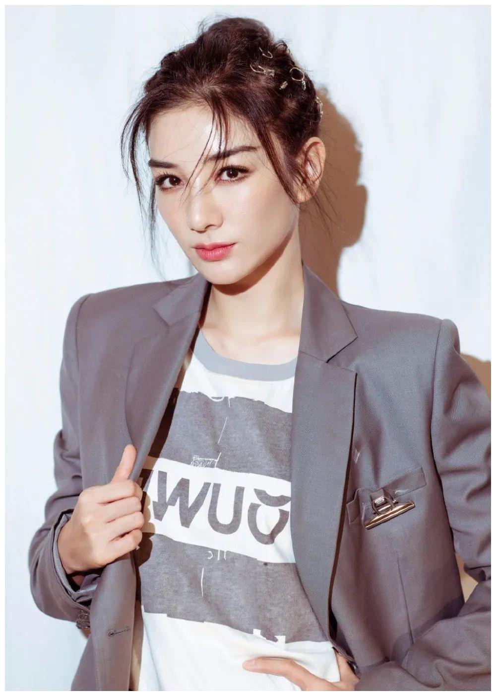 黄奕,灰色西装套装,简约干练又不失随性之美|黄奕|套装|灰色_新浪新闻