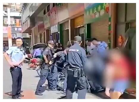 丧心病狂!广东一男子被民警追捕时,挟持并用菜刀砍伤小女孩休闲区蓝鸢梦想 - Www.slyday.coM 丧心病狂!广东一男子被民警追捕时,挟持并用菜刀砍伤小女孩休闲区蓝鸢梦想 - Www.slyday.coM