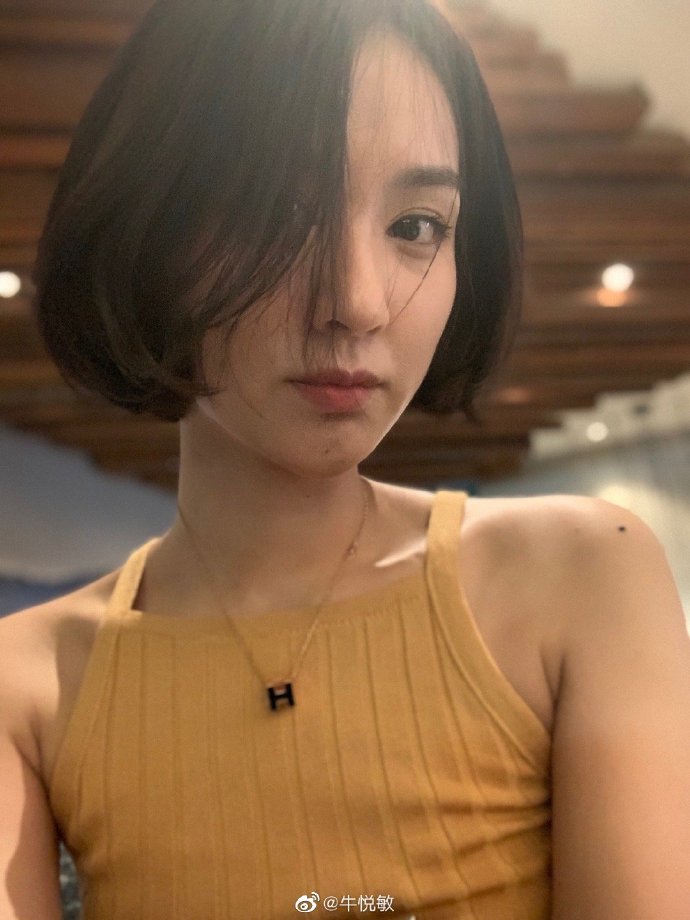 美女演员歌手牛悦敏迷人写真美照