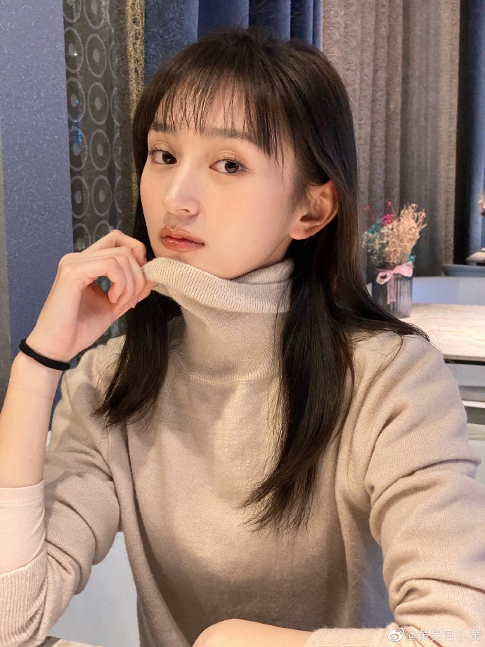 美女演员黄昊月小黄迷人美照很好看