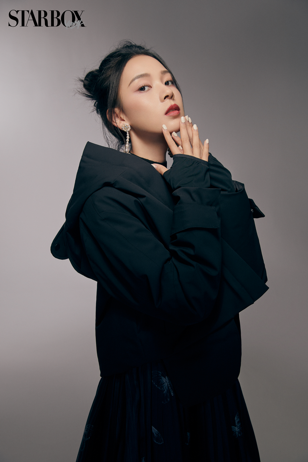 镜头下的陈瑶梳起慵懒的丸子头,展露漂亮的肩颈线条,小鹿般的眼睛清澈