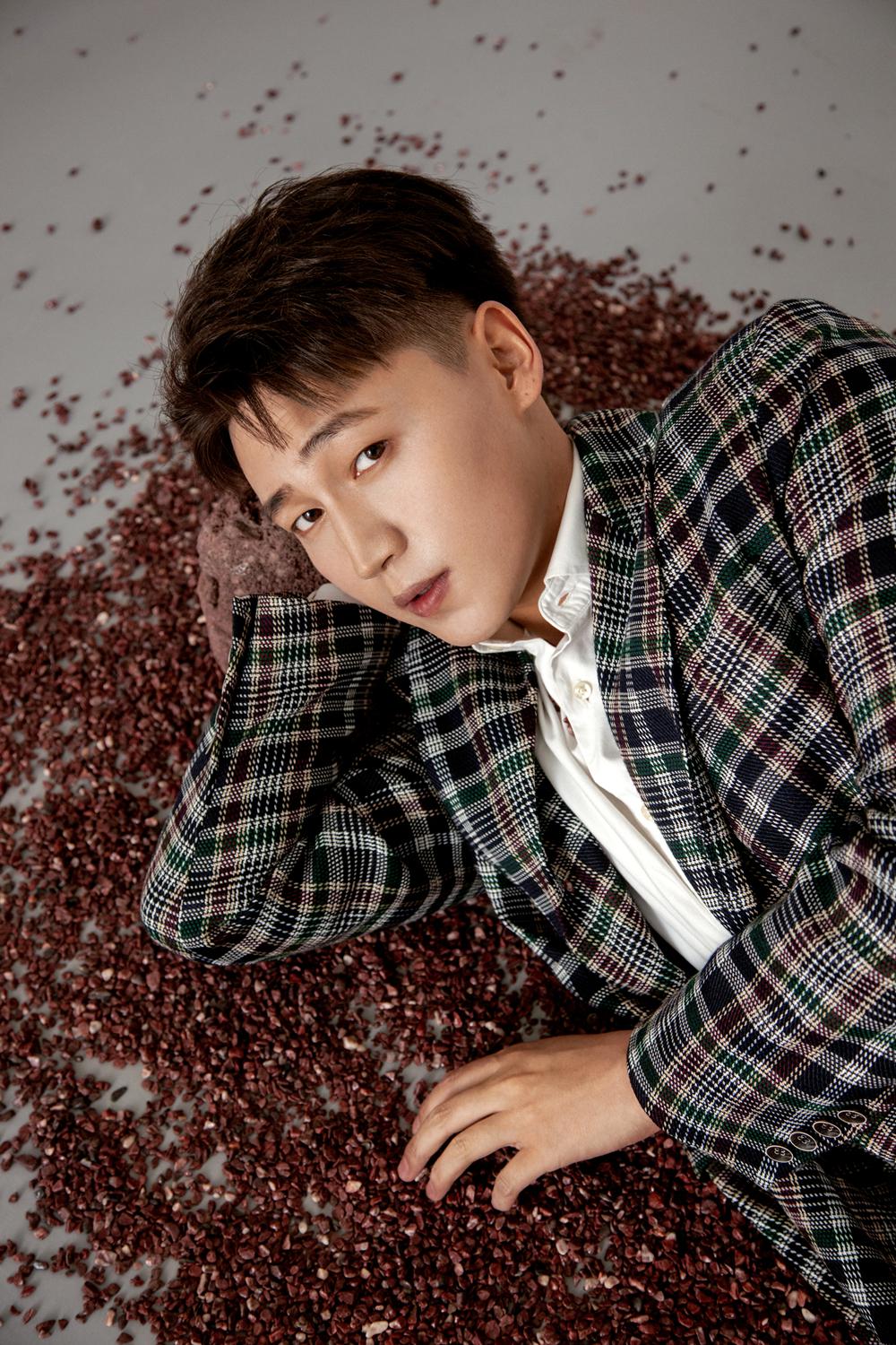 近日,演员张野一组写真曝光,片中他身着格纹西装,韩范儿十足,儒雅帅气