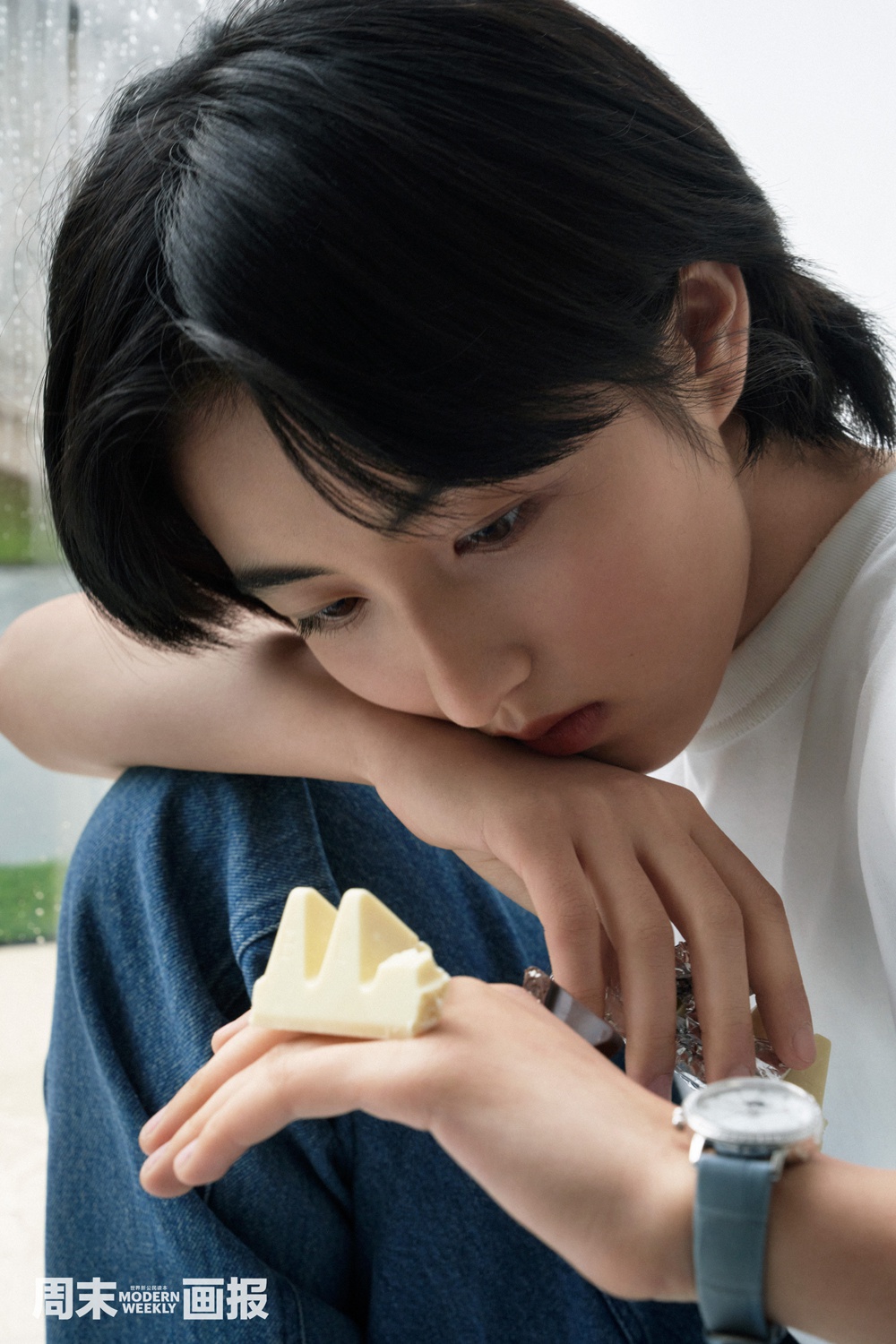 张子枫最新封面大片曝光清澈眼神灵动自然