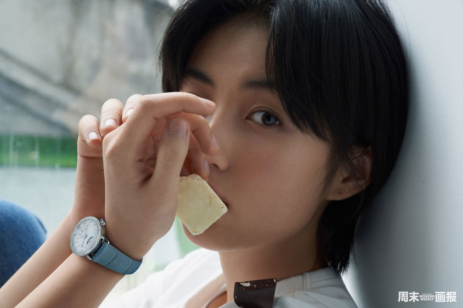 张子枫最新封面大片曝光清澈眼神灵动自然