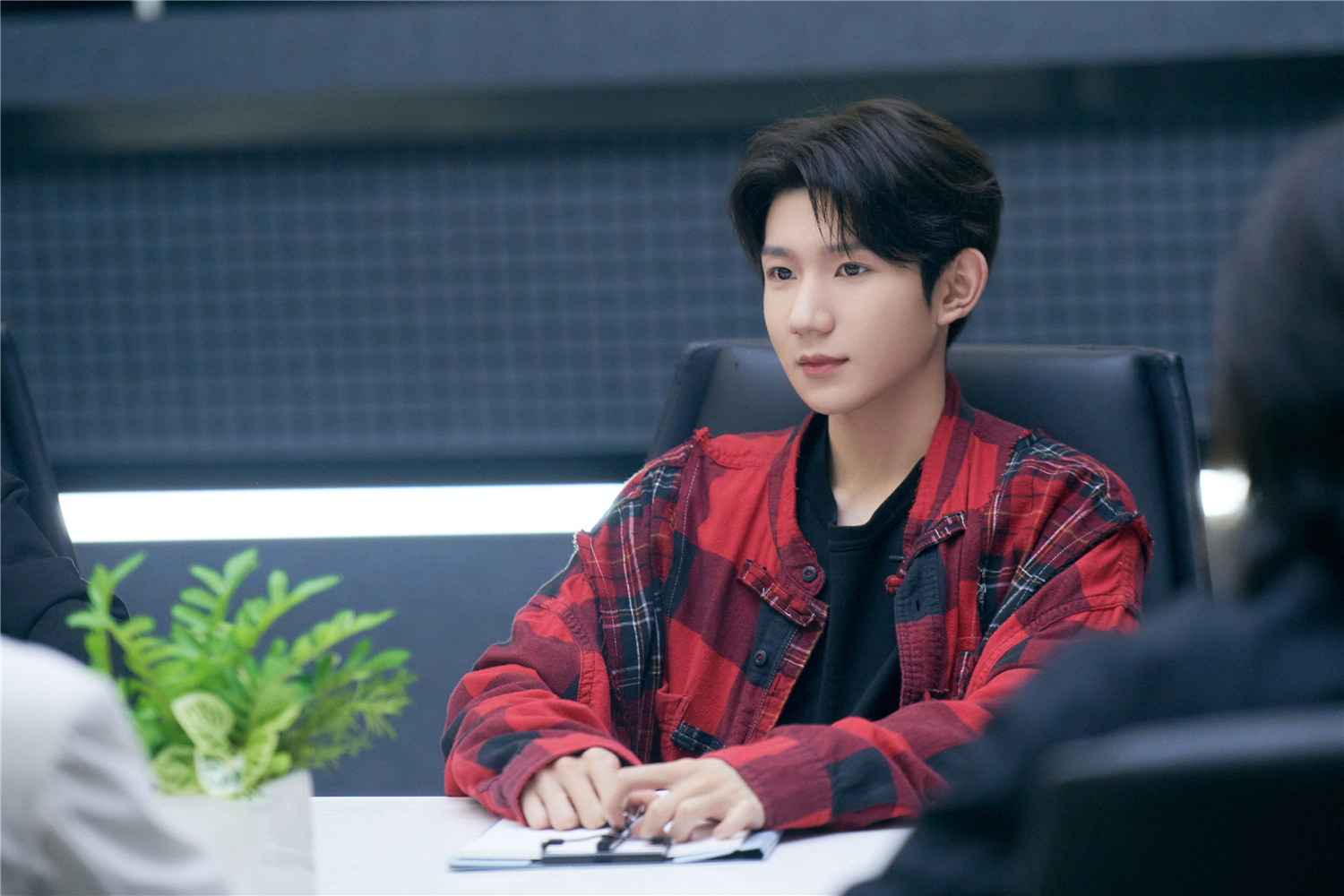 王源《谁是宝藏歌手》当推荐人 金句点评暖心获赞