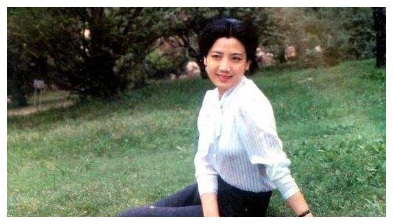 这个男人特别支持李秀明经商,而且两个人还一块儿去听营销课程.