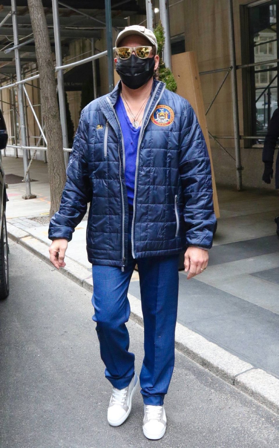 唐尼最新街拍曝光,紫色背心胸口烂两洞,钢铁侠退休后生活太节俭