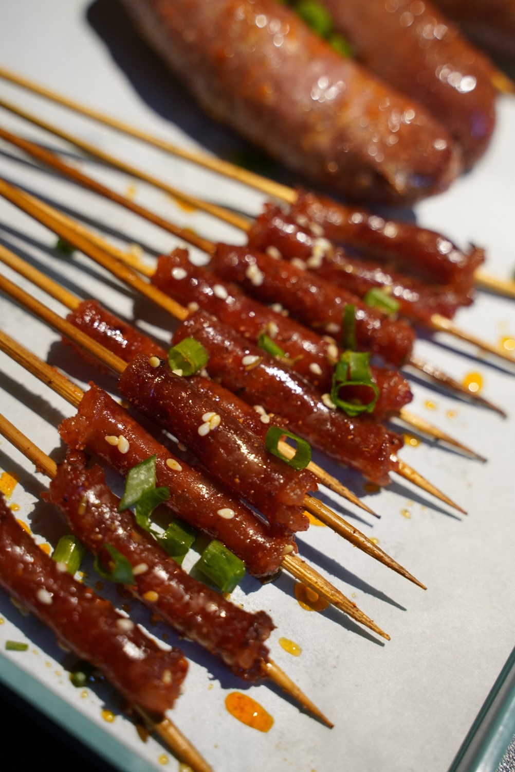 小竹签腊肠,烤至色泽红润,口感扎实弹牙,咸香够味,配酒好菜.