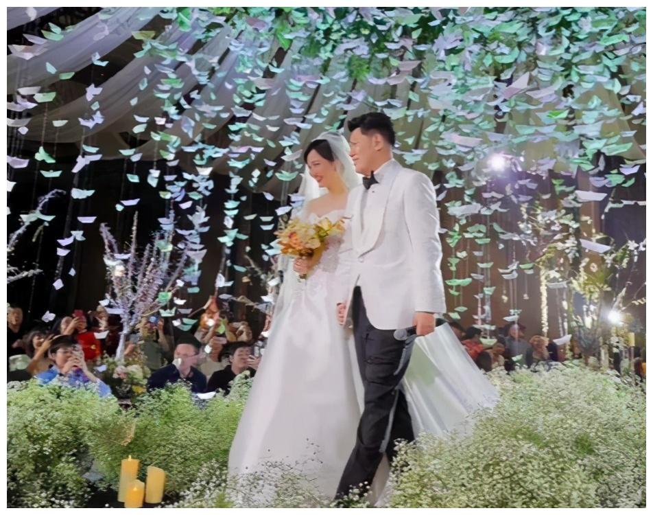 33岁主持人余声近照曝光性感大气凹凸有致产后一月练瑜伽