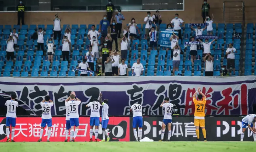 中超第八轮结束以后上港球员与天津泰达球员向看台上的球迷致谢_高清