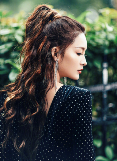 李沁侧颜优越五官立体